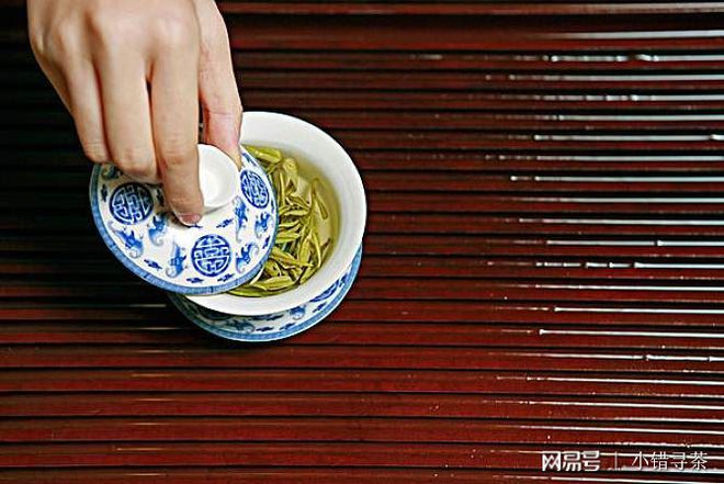 泡盖碗茶的手法，传统与现代的交融