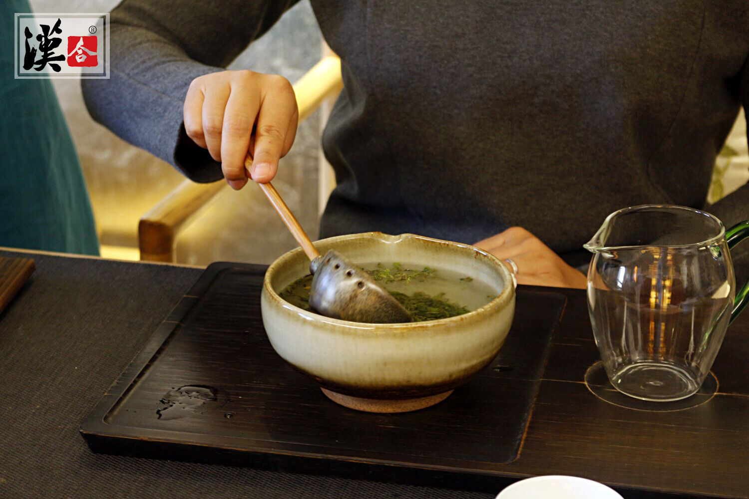 女生盖碗手法，优雅茶艺的细腻展现