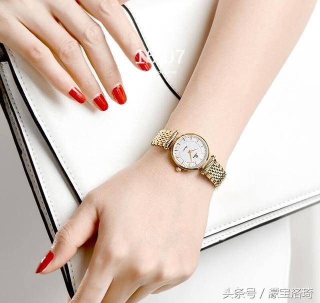 左手戴手表的女士，时尚与个性的完美融合