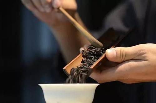 掌握拿盖碗的正确手法，茶艺中的细节之美