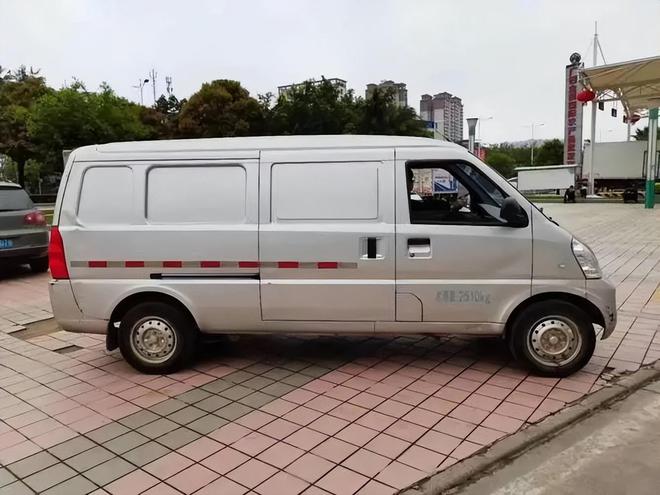 大型面包车，城市与乡村的得力助手