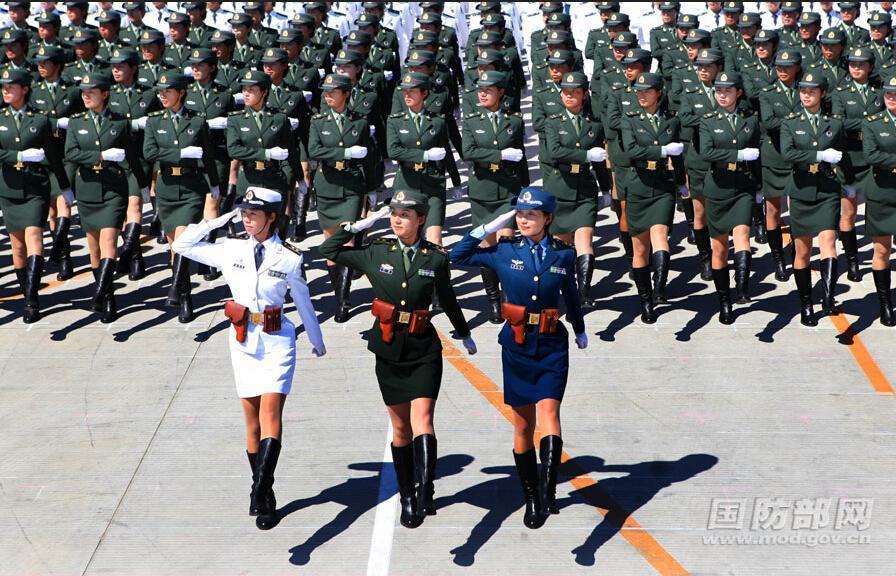 女兵执勤，坚韧与荣耀的交织