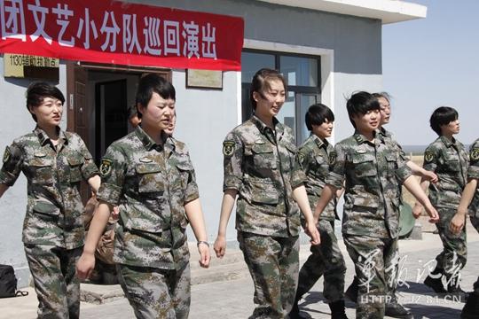 边防女兵执勤巡逻，坚韧与荣耀的见证