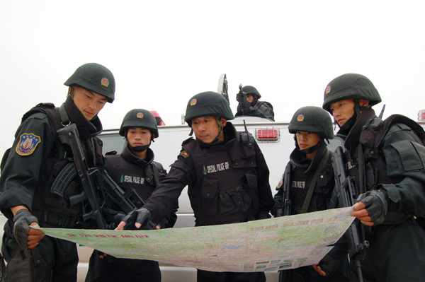 武警执勤标语，守护安全，展现忠诚与担当