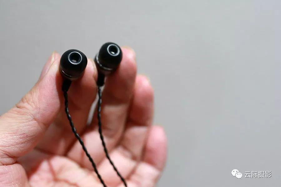耳机左右，解析方向性、立体声与用户体验