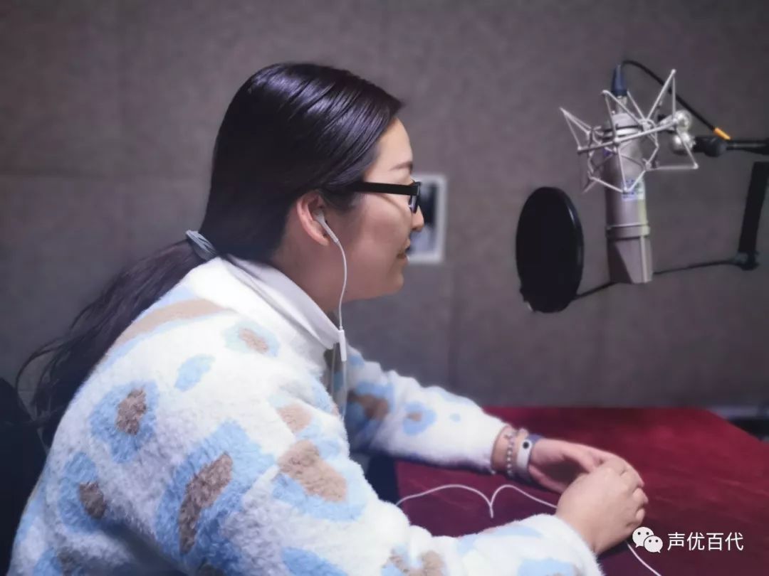 纪录片中的女声配音，无声的力量与情感的共鸣