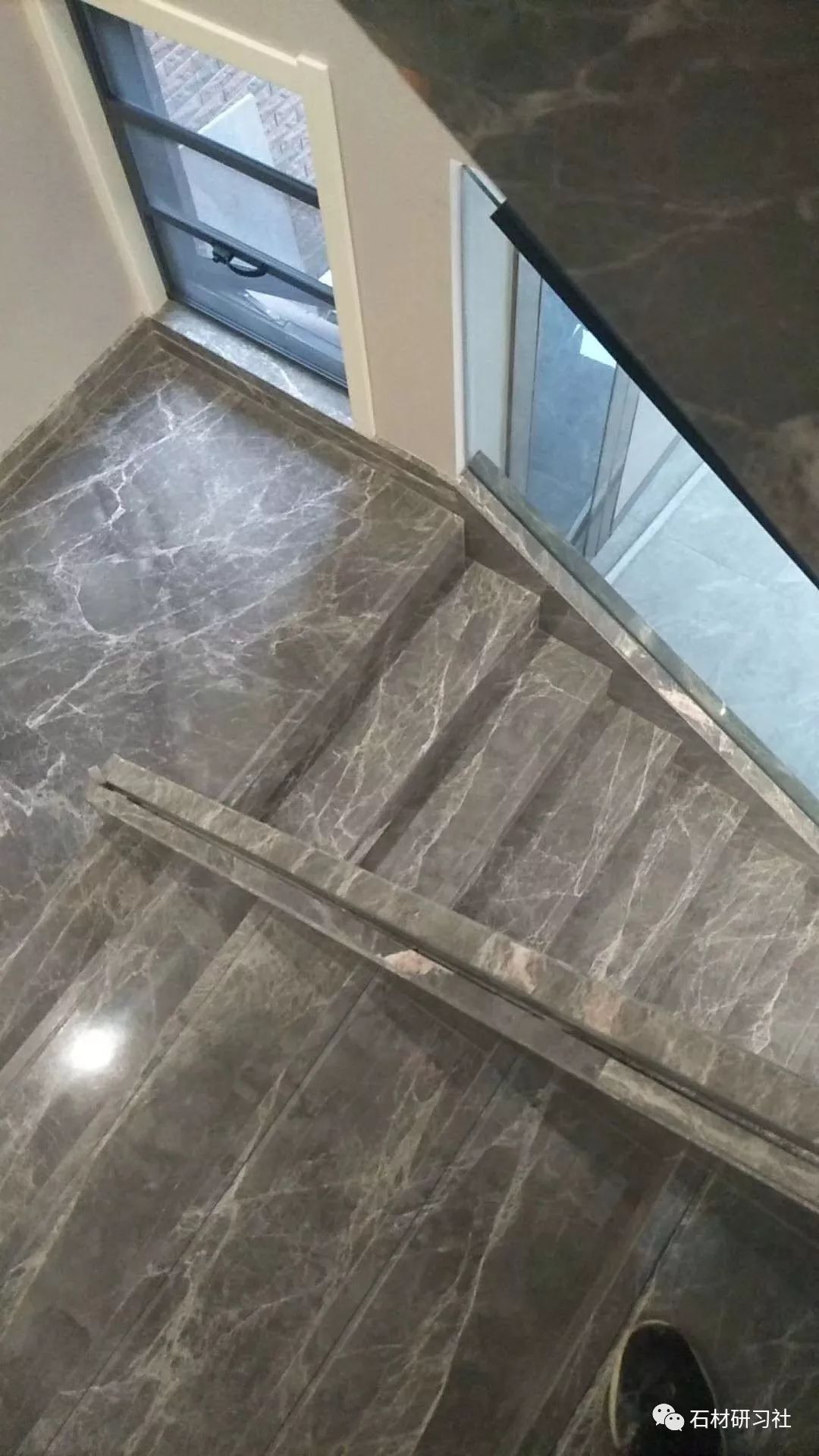 灰木纹大理石楼梯效果，优雅与质感的完美融合