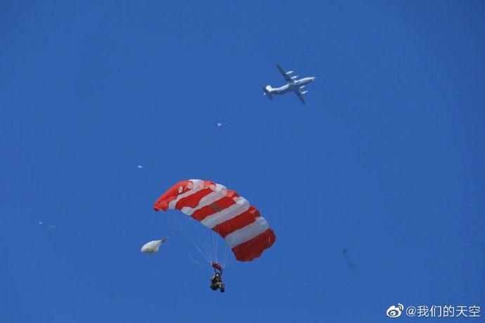庆祝我们的伞兵之旅，五年辉煌纪念