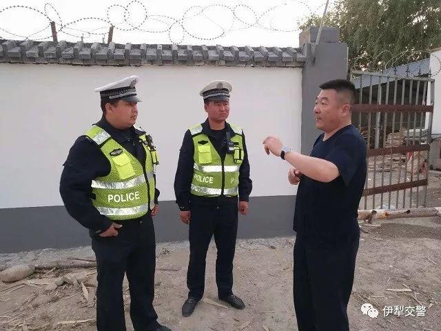 交警执法图标，象征权威与秩序的符号
