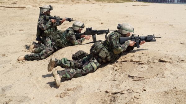 伞兵战术，面对手无武器的对手如何应对