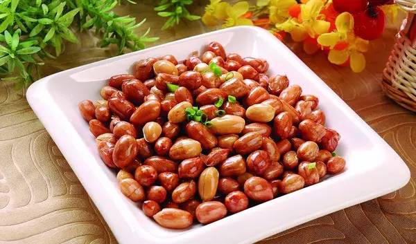 鸡蛋花生米油炸——一道家常美食的制作与品味