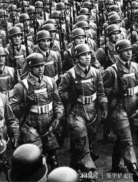 伞兵空降过程中容易被击中吗？探讨空降行动的风险与应对之策