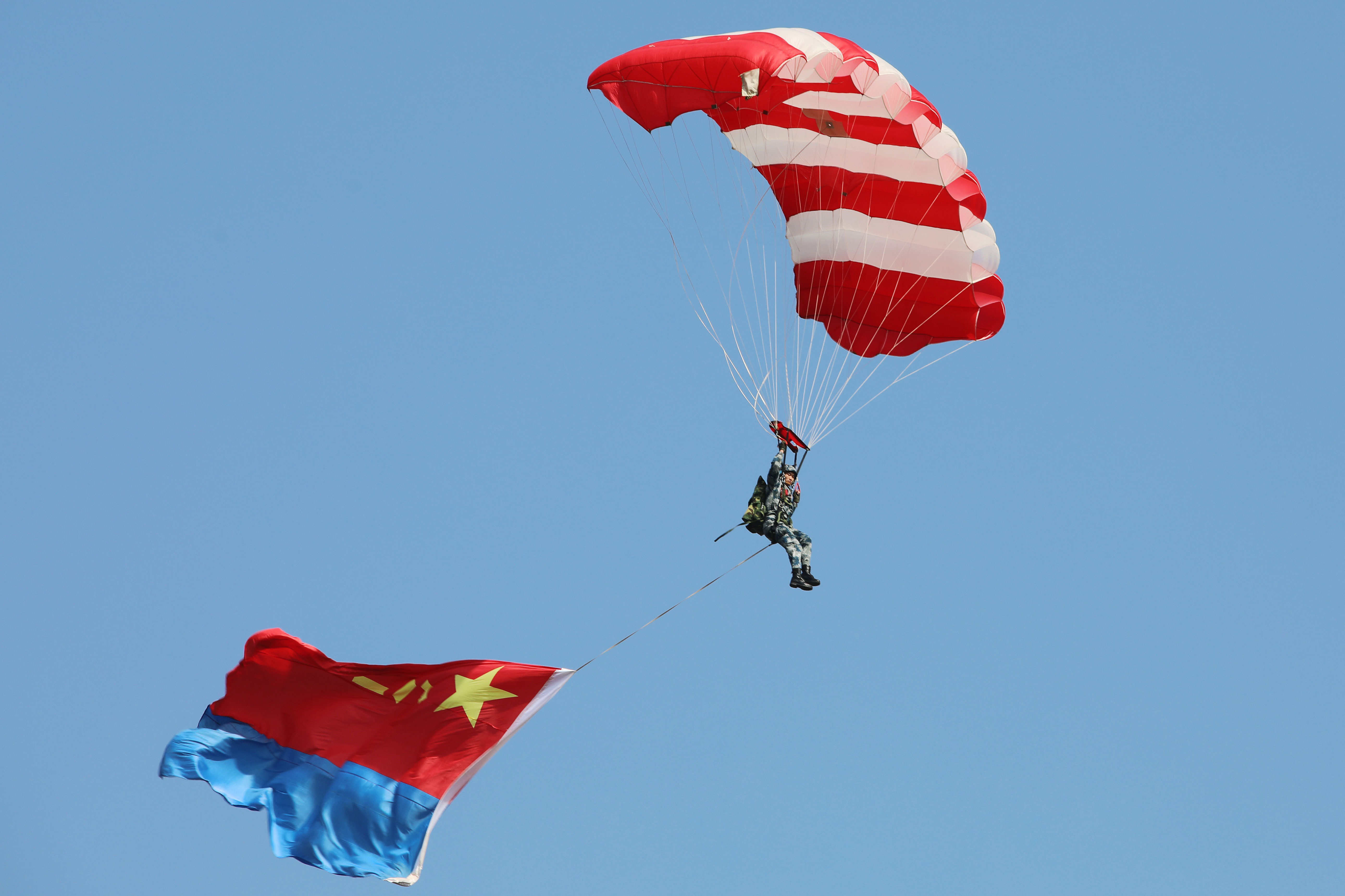 伞兵跳伞对，英勇空降与战略价值的体现