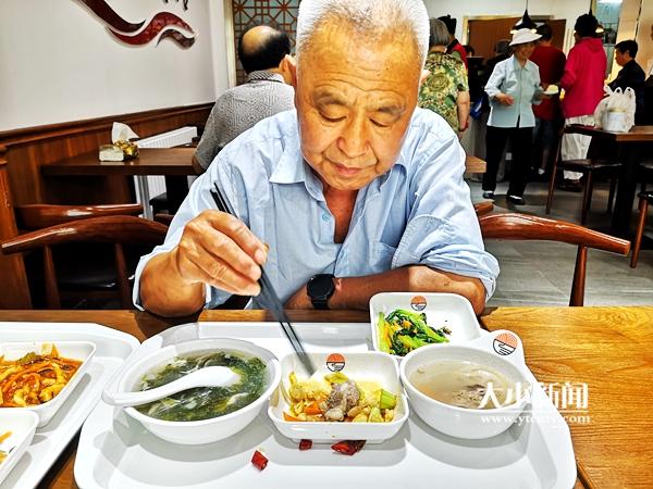 白菜蛋花汤，一道家常美食的视觉呈现