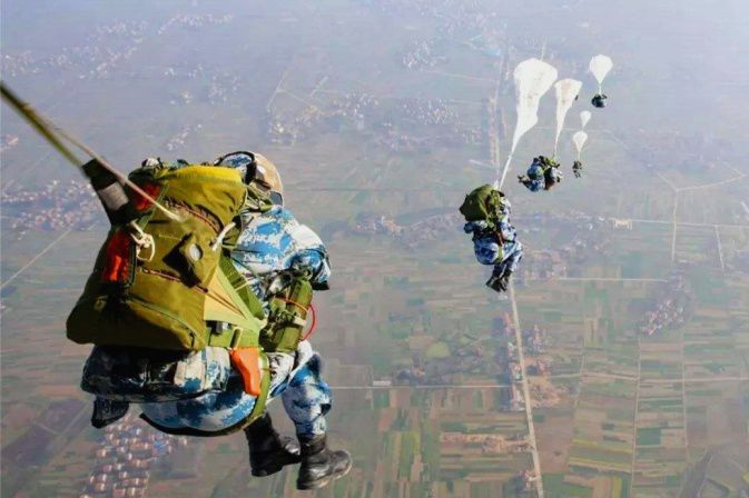 伞兵，空降兵的魅力与挑战
