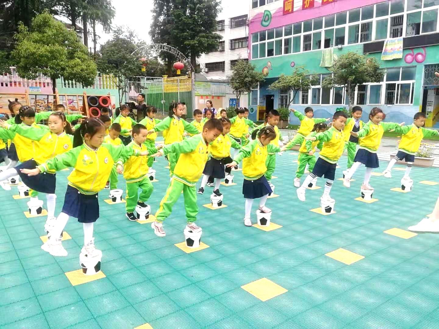 大班美术教案，我会踢毽子——创意绘画课程