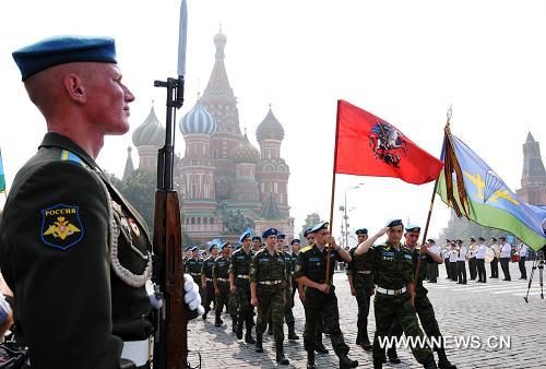 法国阅兵中的伞兵突击队，荣耀与力量的展现